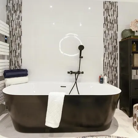Luxurious 3 Bedroom Apartment, In The Heart Διαμέρισμα *