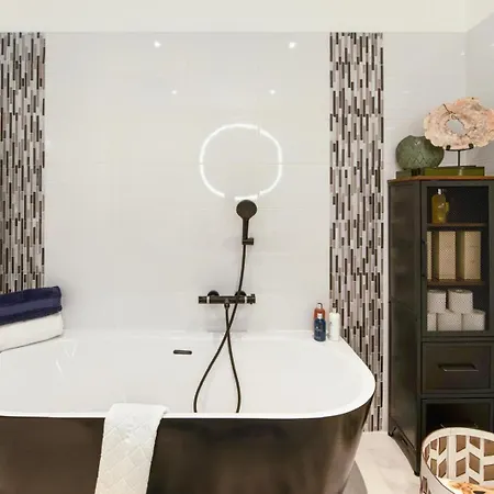 Διαμέρισμα Luxurious 3 Bedroom Apartment, In The Heart *